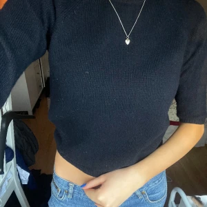 Topp - Kortare ärmar, färgen är jätte mörkblå. Från zara och inga defekter. tvättas innan den skickas!