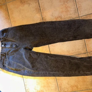 Billiga jeans - Köpt för längesen. Ingen aning om för hur mycket därav priser. Hittar inte vad de är för märke. Snygga men för små för mig. Snygga för skaters då dom är rätt vida