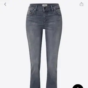 Ett par jättefina ltb jeans i färgen grå som tyvärr inte kommit till användning! Skriv om ni har några frågor💕(pris kan diskuteras)