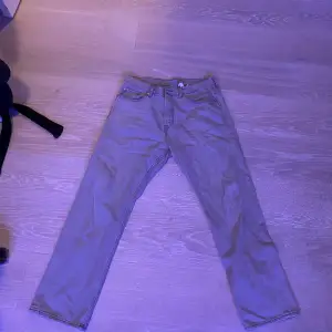 Jag säljer mina Weekday Jeans med passformen Space/relaxed då den inte passar min nuvarande stil. Jag köpte dom för 2 år sedan för 600kr. Passar mig som är 179cm