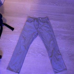 Gråa Weekday Jeans - Jag säljer mina Weekday Jeans med passformen Space/relaxed då den inte passar min nuvarande stil. Jag köpte dom för 2 år sedan för 600kr. Passar mig som är 179cm