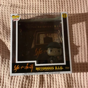 Notorious B.I.G (Biggie) Pop docka till salu - Säljer denna pop docka i ny skick!😊 Frakt tillkommer! 📦 