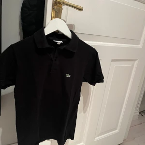 Lacoste pike - Säljer nu min Lacoste pike, sitter som en mindre xs. Skick 9/10, nypris 800kr