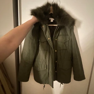 Pälsjacka - Grön pälsjacka från hm. Supersnygg men är tyvärr lite liten på mig. Det står att den är en S men funkar för någon som är M också👍🏼 Som ny, finns inga tecken på användning💕
