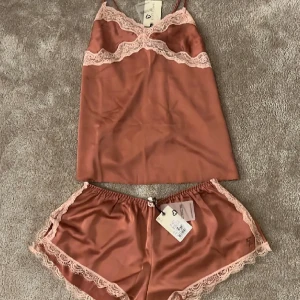Satin pyjamas  - Super gulligt satin pyjamas som köptes på nk🙌🏼💕aldrig använt, prislapp sitter kvar. Båda delarna är i M!