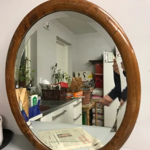 Spegel  - Vacker lagom stor spegel med träram. Höjd 60cm bredd 50cm. 