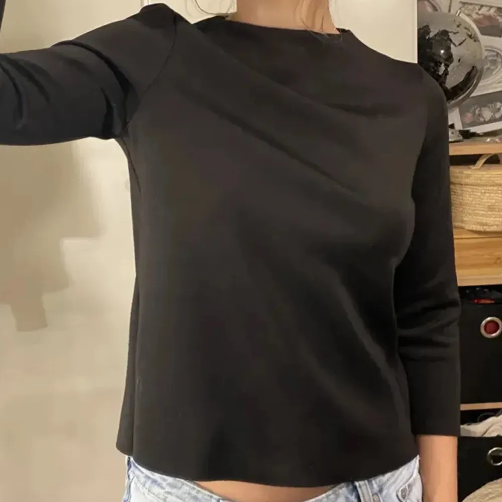 Lånade bilder!! Från Vero Moda. Inga defekter! Ganska hög halsringning. Passar fint som blus eller finkläder till festtillfällen. Dragkedja bak i nacken. Känns lyxig i materialet!. Puserot.