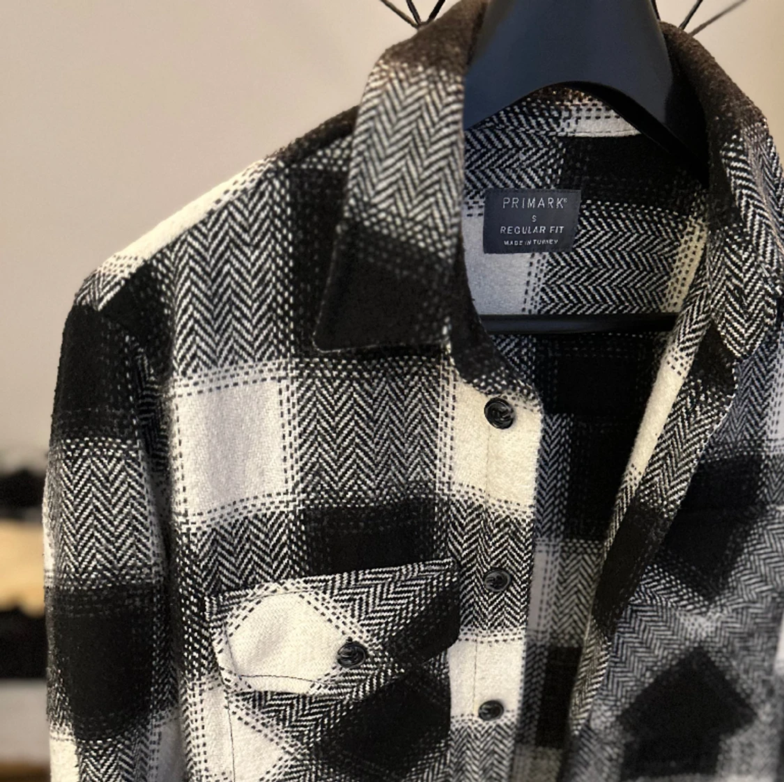Svart/vit overshirt - storlek S - 90