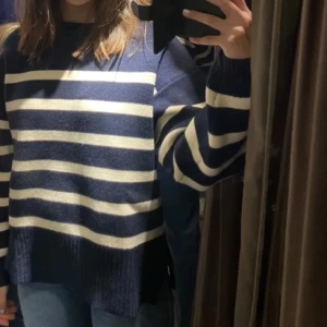 Stickad - En randig stickad tröja köpt från Zara. Nypris 699kr. Tröjan är knappt använd och har inte tecken på användning. Pris kan diskuteras💗