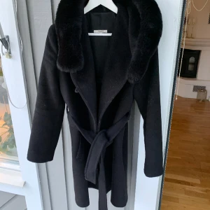 Sanne Alexandra Kappa - Säljer min fina kappa från Sanne Alexandra. Använd en gång tidigare, som nyskick! Köpt för 3095kr, säljer för 1000kr. 