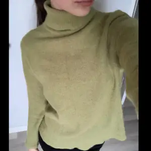 Jättefin grön stickad tröja med turtleneck köpt i Italien. Skön och passar så bra att ha nu när det är kallt!💚