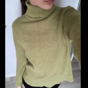 Stickad tröja - Jättefin grön stickad tröja med turtleneck köpt i Italien. Skön och passar så bra att ha nu när det är kallt!💚