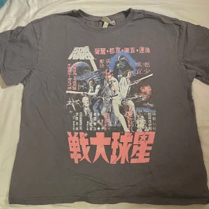 Star wars tshirt - En oversized tshirt med Starwars tryck på kinesiska. Använd fåtal gånger i prima skick. Stl XL