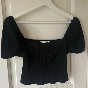 Topp  - Säljer en söt topp med puffärmar ifrån h&m❣️❣️storleken är s men skulle säga att de passar en xs också!