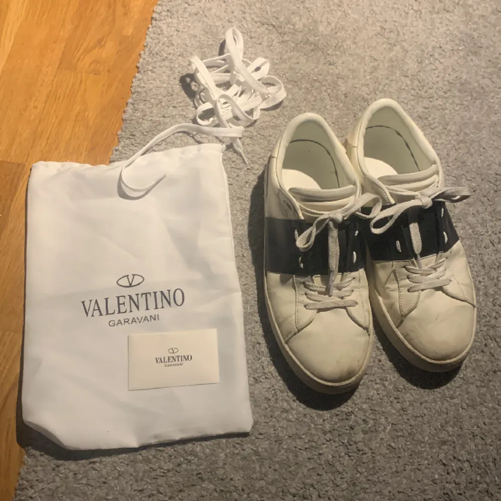 Storlek 43 Valentino skor, 2 månader gamla. Skor.