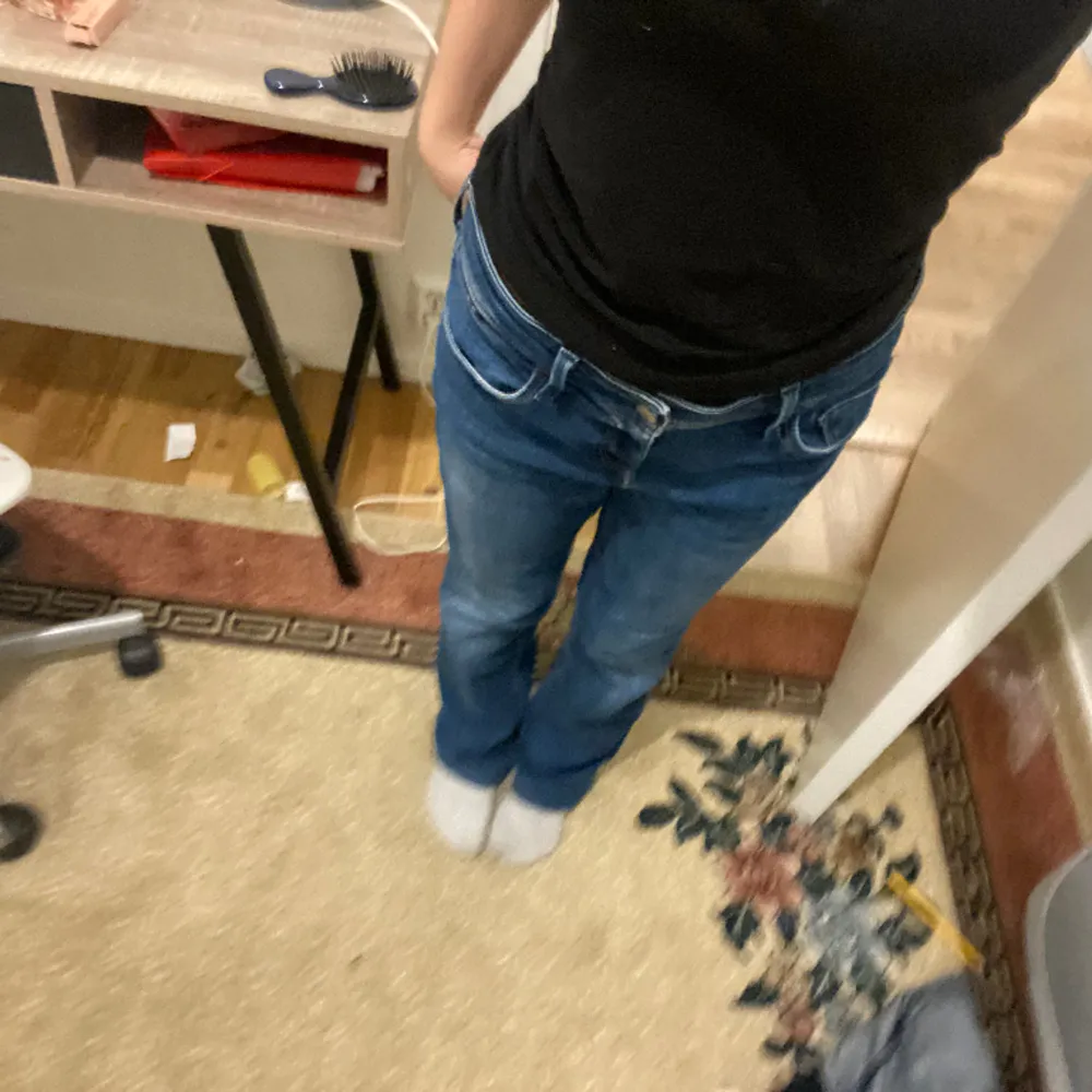 2 par skitsnygga lågmidjade jeans, säljer pga för stora på mig och långa. Pris kan diskuteras men tänker typ 250 för den andra och 300 för den första. . Jeans & Byxor.