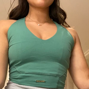 Gymshark topp - Säljer denna turkosa topp från gymsharks Whitney Simmons kollektionen i storlek S för 80 kr. Den är använd men i fint skick.  