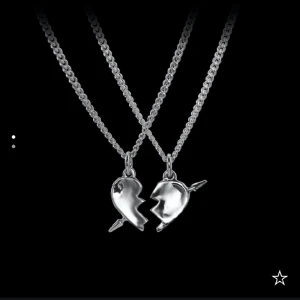 Maria Nilsdotter halsband - Säljer den vänstra halvan av you and me halsbandet från Maria Nilsdotter som är helt i nyskick då jag endast använder den andra halvan💓box medkommer💓