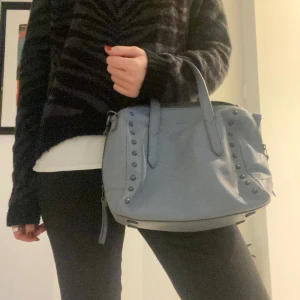 Handväska - Ljusblå handväska från märket ”fossil”!! Väldigt bra skick 🥰🥰 Skriv för fler bilder!