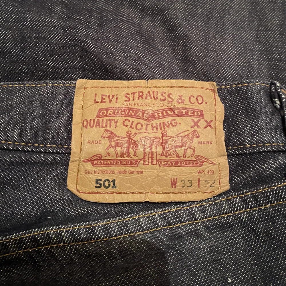 Säljer mina Mörkblåa Levi’s 501 Vintage då dem inte används. Size är 33/32 men de är uppsydda till 33/30. Perfekt Julklapp eller till dig själv:). Jeans & Byxor.