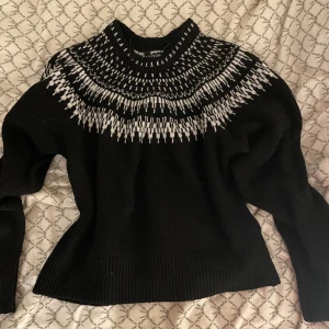 Stickad tröja  - Mysig tröja med fint mönster!