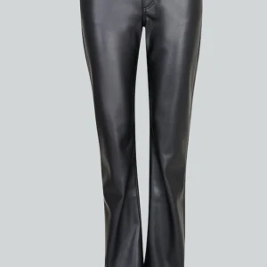 Skinnbyxor  - Säljer dessa skinnbysxor från bikbok då jag har två par 🥰 nypris 600