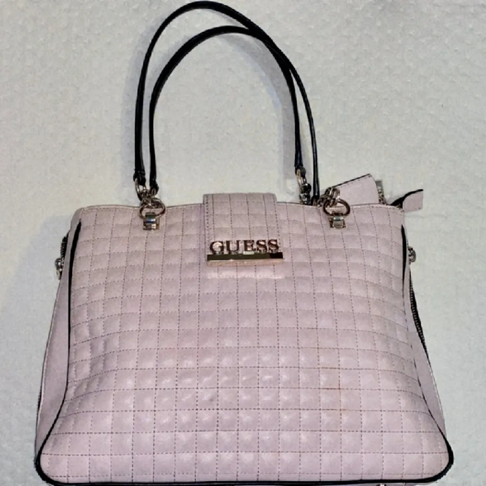 Säljer min fina & unika handväska utav märket Guess, väskan är ljusrosa & är i väldigt bra skick 🩷. Väskor.