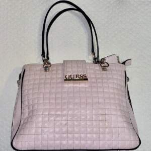 Säljer min fina & unika handväska utav märket Guess, väskan är ljusrosa & är i väldigt bra skick 🩷