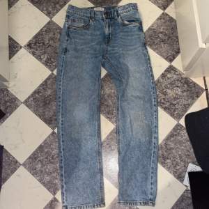 Ett par skit snygga blåa jeans som Jätteträndiga just nu. 10/10 skick. Säljer pågrund av att jag har vuxit ur dem.