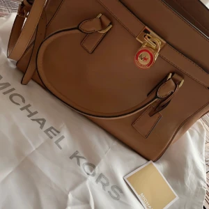 Väska Michael Kors  - Väska Michael Kors Hamilton Traveler Large