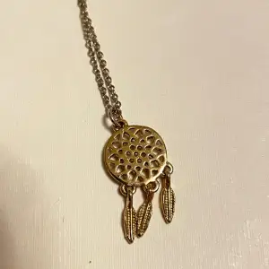 Halsband i guld med en berlock av en drömfångare, supersöt!!! Kontakta mig innan ni använder köp nu🥰