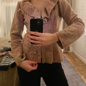 Kofta från Gare De Robe  - Kofta från märket Gare de robe stylad by Gunilla Stolpe. Kofta i 51% ull Riktigt bra skick  Nypris 2000 mitt pris 200kr🌹