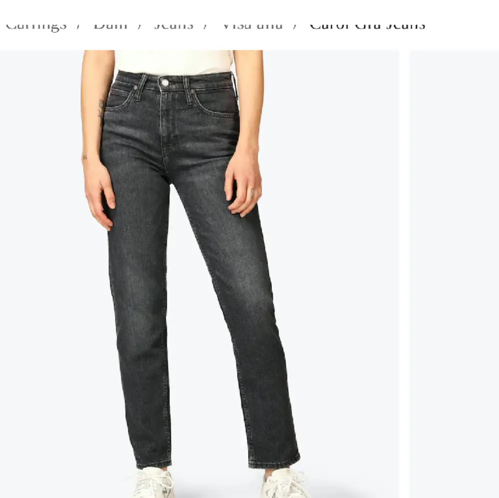Grå/ svarta jeans från Lee. Jag har gått upp i storleken så att modellen sitter mer löst. Jag är 160cm och jeansen går ner till fötterna på mig🥰. Jeans & Byxor.