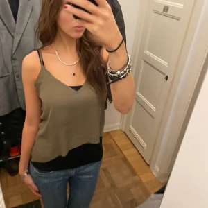 GRÖNT LINNE  - Perfekt att ha över andra toppar! Modell 175 cm. Hör av er vid frågor/fler bilder