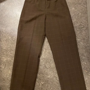 Kostymbyxor  - Så fina bruna rutiga kostymbyxor, i toppskick!