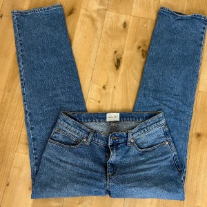 Abrand straight jeans - Midjemått rakt över: 38cm. Innerbenslängd: 77cm.   Modellen 99 low straight. Skulle säga att de är mer midrise. Nya i skicket, jag köpte dom nya och har bara använt några gånger. Passar mig bra i längden som är 163cm. 