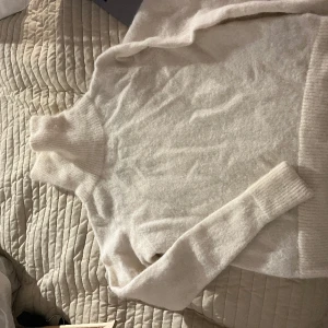 Stickad tröja i alpacka från stylein  - Vi alpaca från stylein i storlek Xs. Fråga gärna om fler bilder 🤍