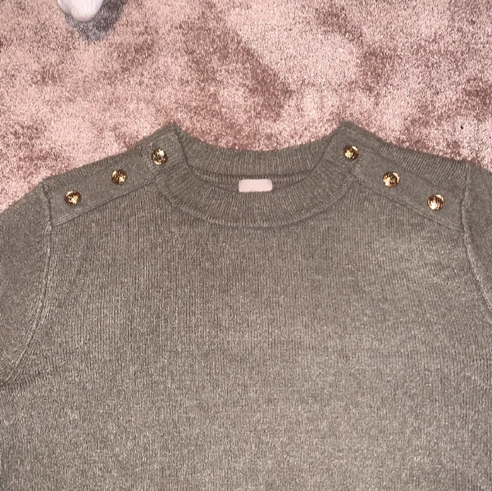 Intressekoll på min finstickade tröja som är i nyskick ( följer med en till guldknapp). Tröjor & Koftor.