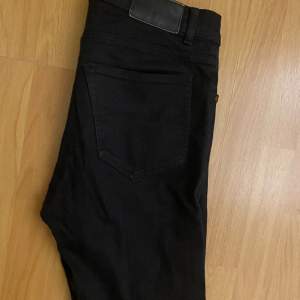 Hej!  Jag säljer ett par snygga svarta Tiger of Sweden jeans, stl. 31/34. Jeansen är i ett använt skick, om du är intresserad så är det bara att skriva. 