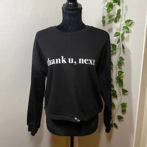 Ariana grande tröja - Tröja med Ariana Grandes citat på. Köpt på Hm storlek M. Har så man spänna in vid magen om man vill ha den lite tajtare