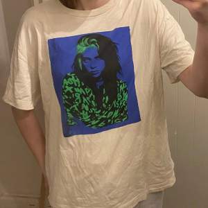 vit t-shirt med billie eilish tryck där bak och där fram. köpt på h&m. storlek M. pris går alltid att diskutera! 