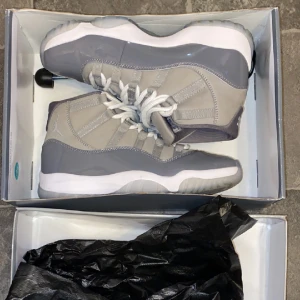 Jordan 11 cool grey - Sprillans nya Jordan 11or, 1 gång använda, du får crease skydd och hela kartongen med.