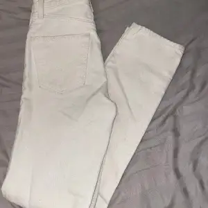 Ett par vita straight levis jeans modell 70s high slim straight. Säljer för att den bara tar plats i garderoben och passar inte mig längre. I änden an jeansen finns det lite smuts hör av er för bilder🤍