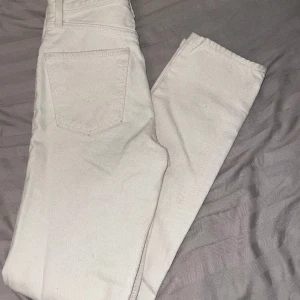 Levis jeans - Ett par vita straight levis jeans modell 70s high slim straight. Säljer för att den bara tar plats i garderoben och passar inte mig längre. I änden an jeansen finns det lite smuts hör av er för bilder🤍