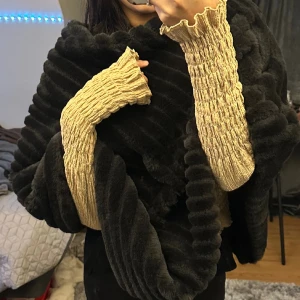 Poncho - Jättefin Poncho i svart med fluff. Köpt för 500kr men tyvärr för stor för mig. Det är storlek S/M och jag är en Xs 