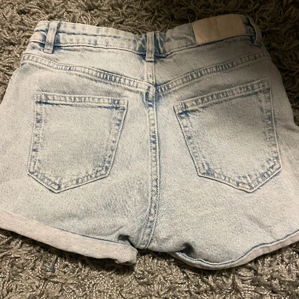 Säljer domma jeans shorts,fina till sommaren. Kontakta mig om du vill köpa💕. Shorts.