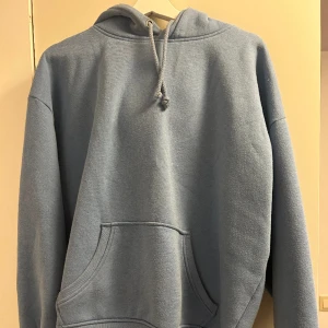 hoodie - Hoodie från bil bok! Färgen finns inte längre och hoodien trendar just nu!! Lite nopprig men inte mycket 💙💙