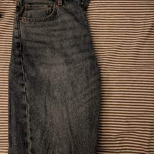 Ett par jeans från Zara som inte används längre. Gott skick och snygg straight fit.