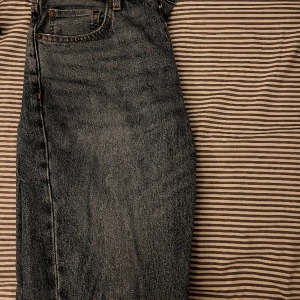 Zara Jeans - Ett par jeans från Zara som inte används längre. Gott skick och snygg straight fit.