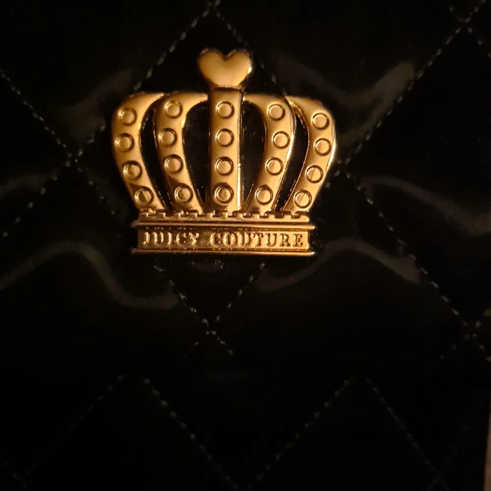 Helt ny Juicy Couture handväska/crossbodybag. Supercoola detaljer och 1 fack med dragkedja på insidan.  Säljer via köp nu eller prisförslag, allt via Plick.. Väskor.